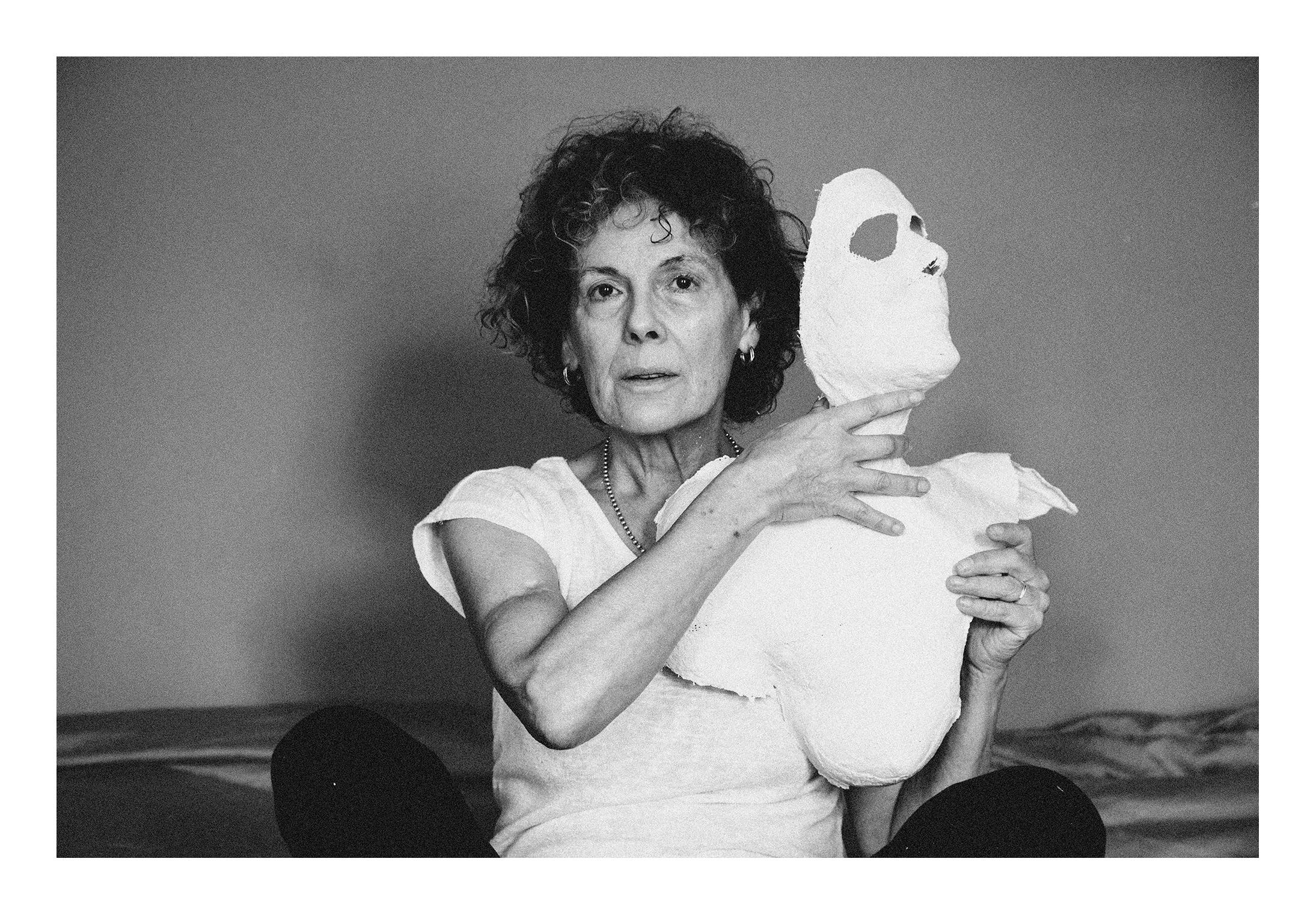 Headshot of Carmen Castillo, a politically committed Chilean artist and filmmaker. Forced into exile during the Pinochet dictatorship, she has dedicated her life to fighting for democracy and her artistic work to exposing the human cost of political dictatorship.